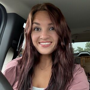 Meet your Posher, Caitlin